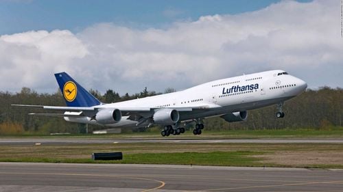 Lufthansa va anula 800 de zboruri vineri din cauza grevei piloților. Aproximativ 130.000 de pasageri vor fi afectați