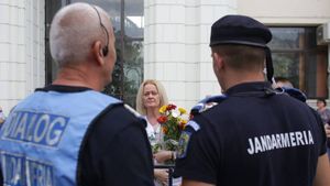 Adolescent de 16 ani din Argeș, arestat preventiv pentru ultraj / A lovit un jandarm în sediul unei instanţe de judecată / Mama sa e acuzată de tulburarea ordinii şi liniştii publice