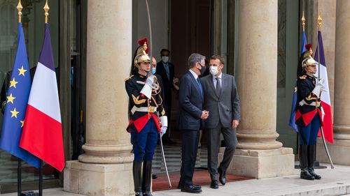 Președintele francez Emmanuel Macron îl primeşte pe secretarul de stat al SUA, Antony Blinken, într-o întâlnire tête-à-tête, prima cu un oficial american după criza submarinelor australiene