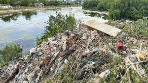 FOTO Primarul sectorului 2, Radu Mihaiu: Circa 20.000 tone de deşeuri mai sunt de strâns de pe malurile lacurilor din sector/ Edilul speră să fie strânse toate până la sfârșitul anului