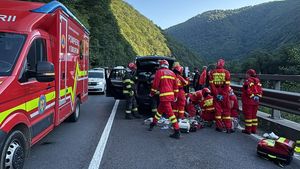 VIDEO FOTO UPDATE Stâncă prăbușită pe o mașină, pe Valea Oltului / A murit un bărbat de 71 de ani / Prefect: ”Se întâmplă astfel de accidente” / CNAIR: „Acest tronson nu a prezentat până acum risc de căderi de pietre de pe versanți”