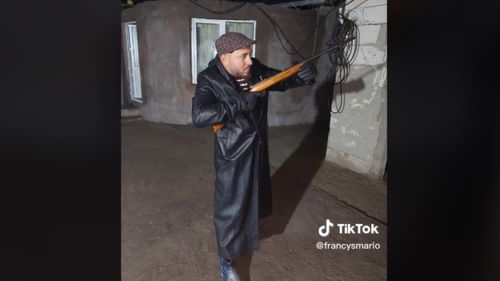 VIDEO O postare pe Tik Tok le-a adus mascații la ușă unor prahoveni / Sunt cercetați pentru nerespectarea regimului armelor și munițiilor