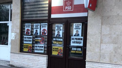 FOTO Social-democrații îi întâmpină la sediu pe manifestanții AUR cu mesaje: „Nu primim violatori”, „Interzis bătăușilor” și „Șoșoacă vă papă”