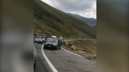 Bătaie între doi șoferi pe Transfăgărășan în traficul aglomerat / L-a luat pe capotă și a fugit/ Polițiștii au deschis dosar penal