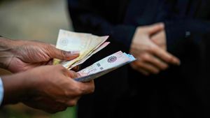 Cozi uriașe la singurul magazin care comercializează alcool din Arabia Saudită / Nu se știe cine este proprietarul magazinului, iar securitatea este strictă