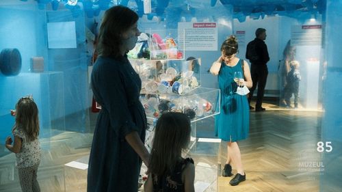 FOTO/VIDEO Copiii își lasă la noapte ghetuțele la muzeu și vin dimineață să vadă ce le-a adus Moș Nicolae / Un muzeu unic în România se integrează în viața orașului / Manager: Fără proiecte pentru comunitate, când pleacă turiștii am fi o corabie fantomă