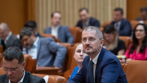 Dan Barna, despre cazul Bode, acuzat de plagiat: Nu știu dacă termenul dat de președinte pentru rezolvare - până la rotativa guvernamentală - e vreo dovadă de seriozitate. Știu doar că România a pierdut în fiecare zi în care Iohannis, Ciolacu și Ciucă s-au făcut că nu aud și nu văd