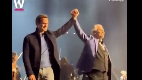 VIDEO Andrea Bocelli l-a emoționat pe Roger Federer până la lacrimi, la un concert pe Hallenstadion