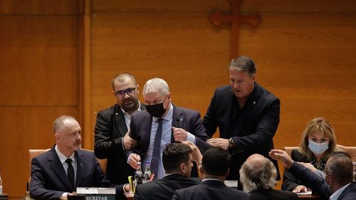 VIDEO: PSD și PNL au votat cot la cot pentru a opri votarea moțiunii de cenzură / Florin Roman (PNL) a confiscat microfonul și a refuzat să îi dea cuvântul șefei Senatului. El a fost evacuat de la prezidiu de parlamentarii AUR