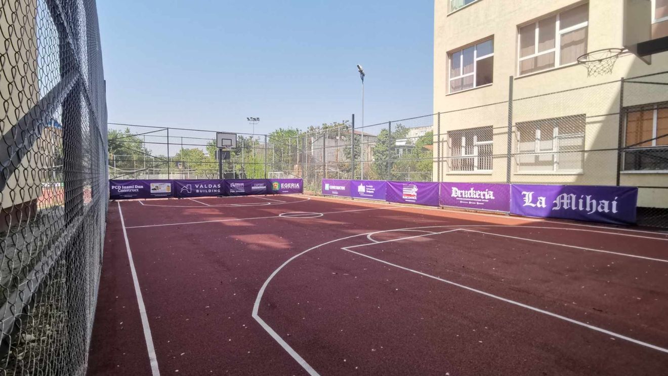 FOTO Suporterii timișoreni au construit un teren de baschet la o școală gimnazială din oraș. "Pur și simplu, într-o zi s-au prezentat și ne-au întrebat dacă vrem un teren de baschet"