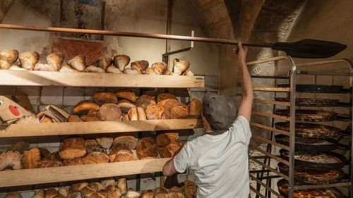 Despre importanța celui mai vechi aliment din lume ca semn al identității. În Italia există peste 200 de tipuri de pâine, fiecare loc încercând să își conserve felurile ei tradiționale