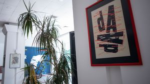 GALERIE FOTO Expoziție cu afișe legate de mișcarea DADA, la Universitatea Româno-Americană/ Scopul, de a „aduce arta în educație”