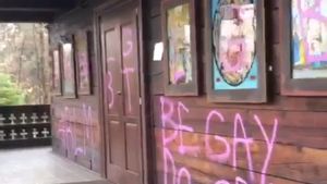 Anchetă penală după vandalizarea bisericii de lemn din cartierul Titan din București