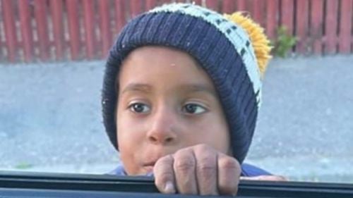 Copil de 4 ani, dispărut în Craiova, din faţa casei unde se juca, căutat de poliţişti