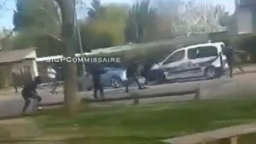 VIDEO Franța: "Omoară-i! - Doi polițiști, atacați violent de aproximativ treizeci de indivizi