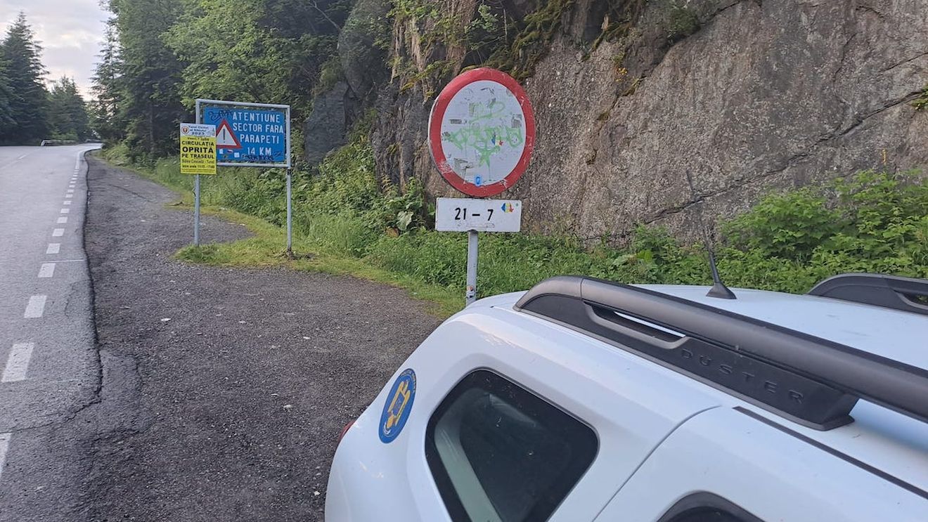 Circulaţia rutieră a fost reluată alternativ, pe un sens, pe Transfăgărăşan / Zona s-a aflat sub avertizare cod portocaliu de vreme rea