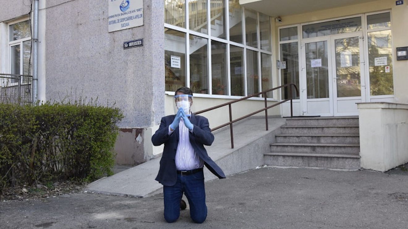 Politician demis după ce s-a fotografiat închinându-se în fața instituției a revenit în funcție / Este din nou director al Sistemului de Gospodărire a Apelor Suceava