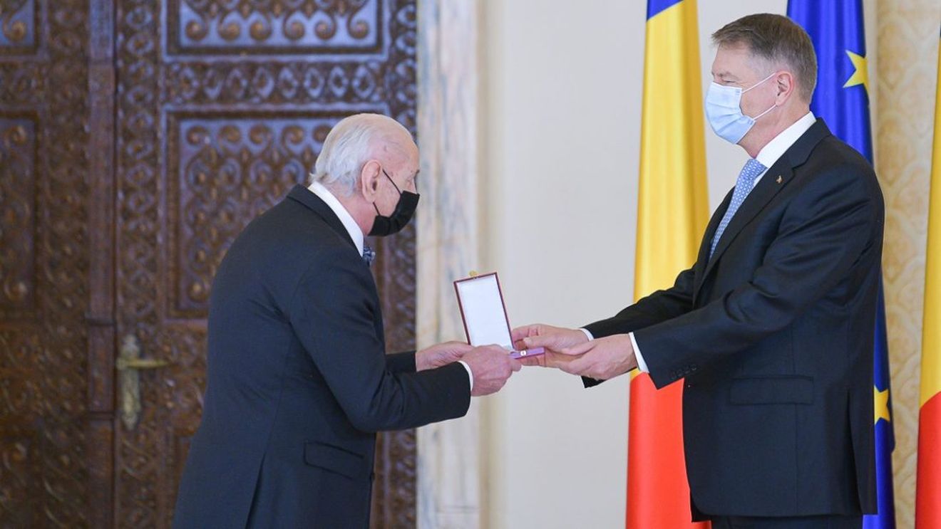 Președintele Iohannis a decorat de Ziua Culturii mai mulți artiști, printre care și naistul Gheorghe Zamfir: ”Ați purtat în cele patru zări vibrația și acordurile spațiului mioritic”