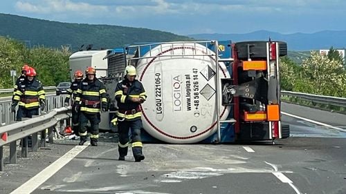 Cisternă care transporta gaz metan, răsturnată pe DN 24A, în județul Vaslui / Sunt scurgeri din încărcătură / Traficul este oprit complet