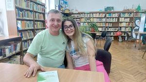 Povestea Larisei, elevă la Colegiul Național „Gheorghe Lazăr” din Sibiu, care a luat BAC-ul la 7 ani de la accidentul care a lăsat-o cu handicap grav / Tatăl i-a fost coleg de bancă: „Am luat-o de la capăt, ca pe un bebeluș”