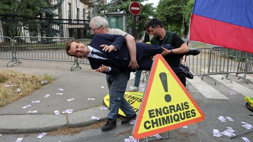 Statuia de ceară a lui Emmanuel Macron a fost furată din Muzeul Grévin şi depusă în faţa Ambasadei Rusiei / Ce au vrut să transmită activiștii Greenpeace - VIDEO