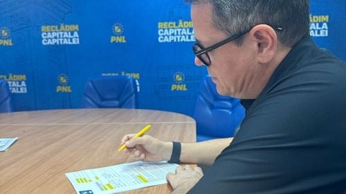 George Tuță, primarul Sectorului 1, publică o fotografie cu fostul său șef de la SRI Eduard Hellvig care semnează adeziunea la partid