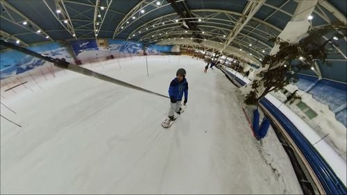 Un centru comercial din Madrid oferă vizitatorilor posibilitatea de a schia când afară sunt 34 de grade Celsius