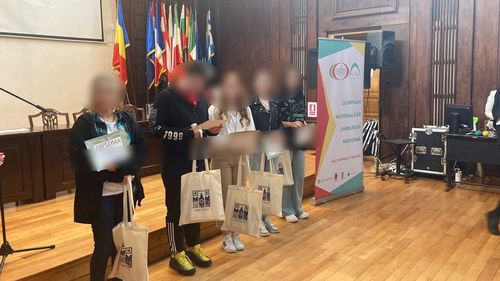 Casa Rusă din București anunță că a “sponsorizat” Olimpiada Națională de Limba Rusă din România și că a promovat burse „fără interviu” în Rusia pentru copiii români, publicând fotografii cu aceștia. Organizatorii din Ministerul Educației spun că nu știu nimic de „sponsorizare” sau de burse, ci doar că „s-au dat niște cărți” / Anunțul instituției rusești a fost șters