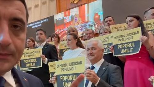 Parlamentarii AUR, protest în prima şedinţă de plen din noua sesiune, faţă de prelungirea controlului judiciar pentru Călin Georgescu