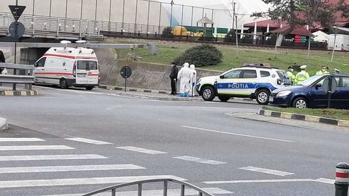 O ambulanță a rămas blocată la intrarea într-un pasaj din Râmnicu Vâlcea, unde este semnalizată restricţia de înălţime