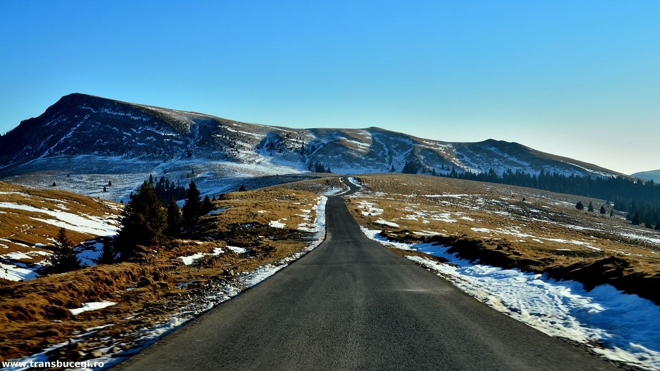 A fost redeschis unul dintre cele mai spectaculoase drumuri din România / Transbucegi, care face legătura între Sinaia și Cabana Piatra Arsă, fusese închis din cauza unei avalanșe
