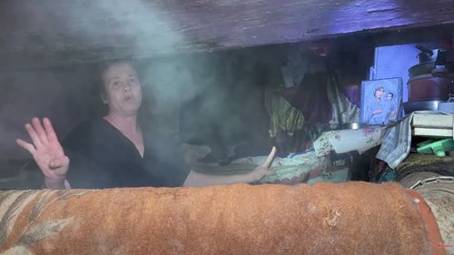 VIDEO Oamenii străzii din Suceava preferă să se refugieze de ger în canalele din centrul orașului, deși există un adăpost de noapte / ”N-am nici o problemă, stau foarte bine, mulțumesc”