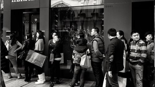 Giganții luxului se confruntă cu o criză de încredere a consumatorilor și scăderi accentuate ale vânzărilor