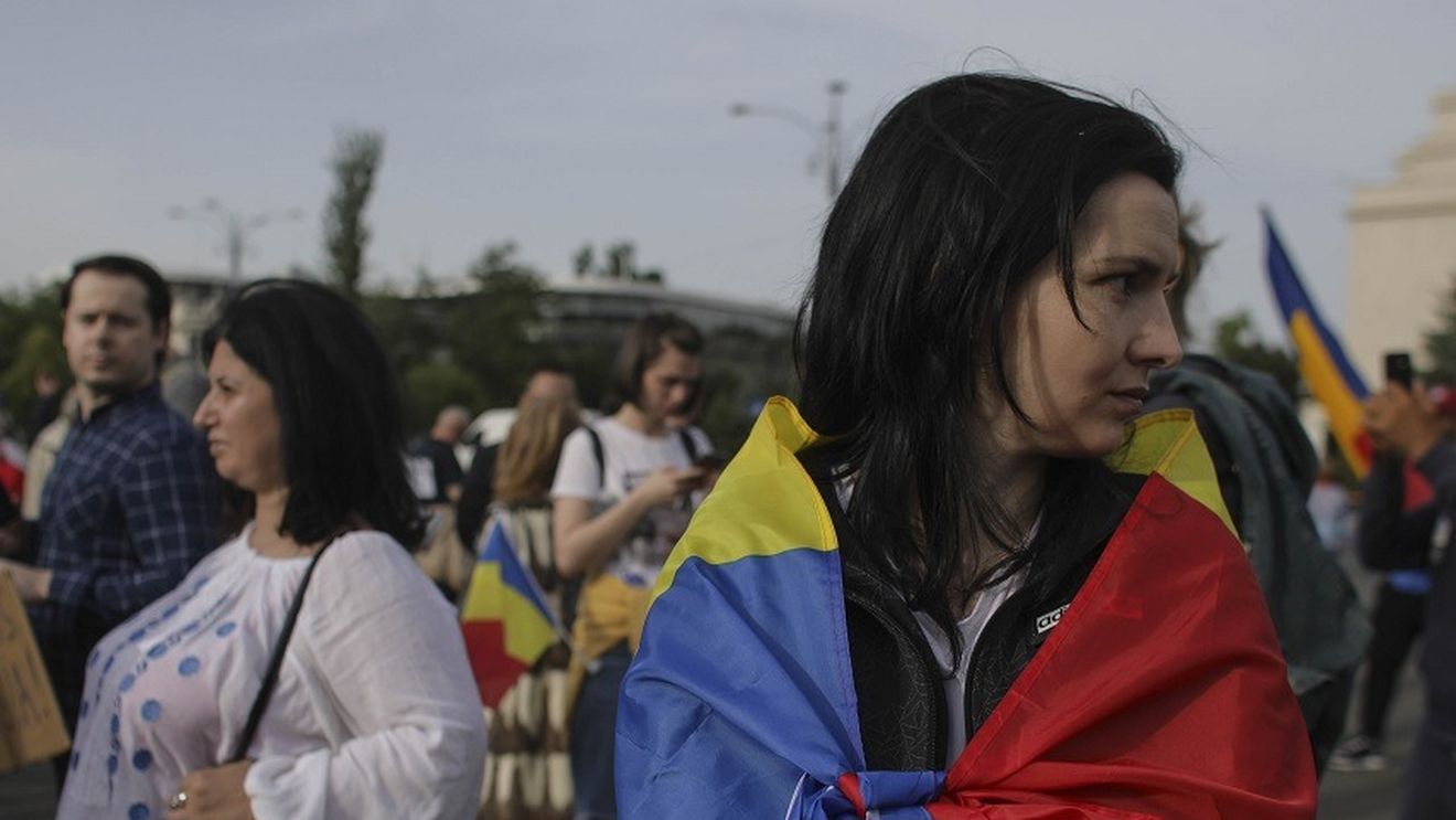 Peste 100 de persoane protestează din nou în Piața Victoriei împotriva măsurilor luate de Guvern pentru gestionarea crizei COVID-19/ Jandarmii împart flyere despre prevenirea infecției