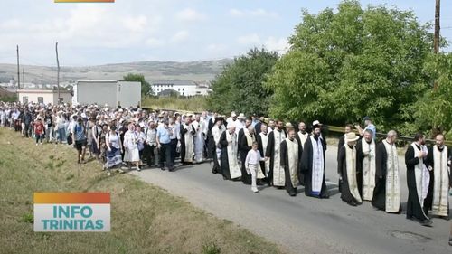 A început pelerinajul la Mănăstrirea Nicula: Luni seara se înconjura biserica nouă cu icoana făcătoare de minuni, în timp ce oamenii aprind lumânări şi cânta pricesne