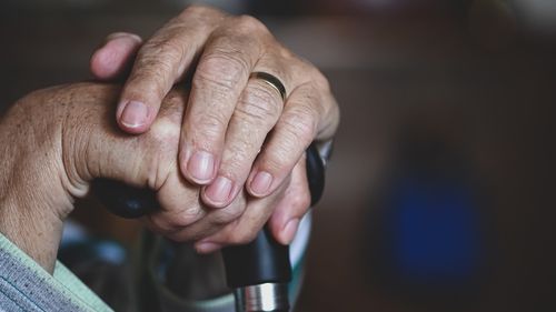 Îngrijitoare româncă, filmată în timp ce îl pălmuia, insulta și umilea pe bătrânul de 75 din Italia de care se ocupa / A fost condamnată la 5 ani de închisoare