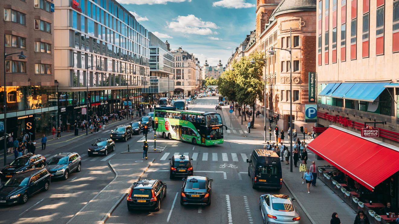 Zece răniţi, dintre care unul grav, după ce un autobuz a intrat într-o clădire din Stockholm