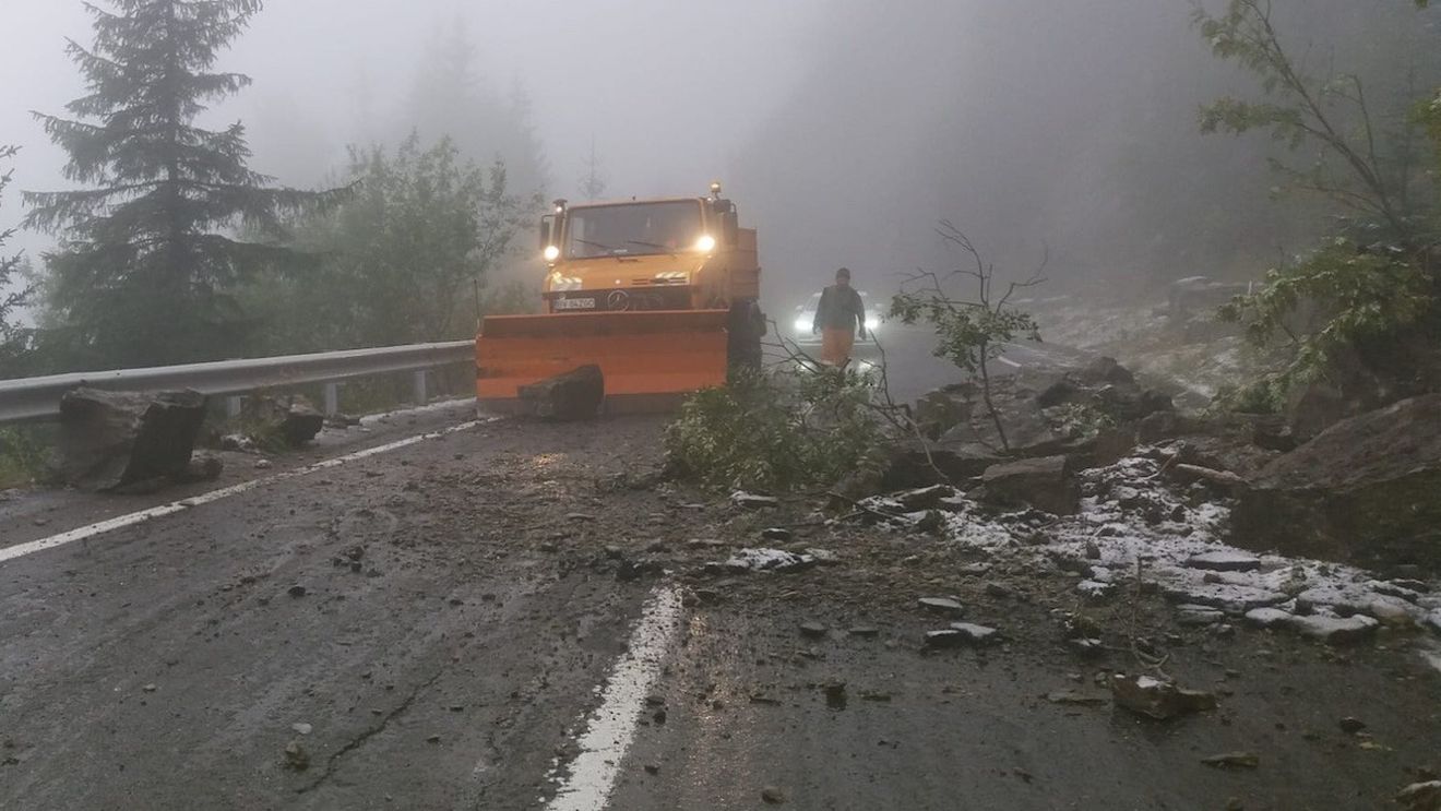 Căderi de pietre pe Transfăgărășan. Se circulă doar pe o bandă