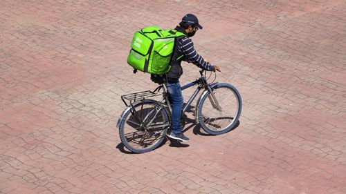 Livratorii de mâncare din Spania trebuie să devină angajaţi cu carte de muncă / Firmele au la dispoziție 3 luni pentru a-i angaja