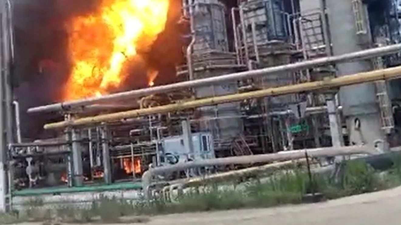 UPDATE Incendiu izbucnit la o instalație de la Petromidia/ Mai multe autospeciale s-au deplasat la fața locului