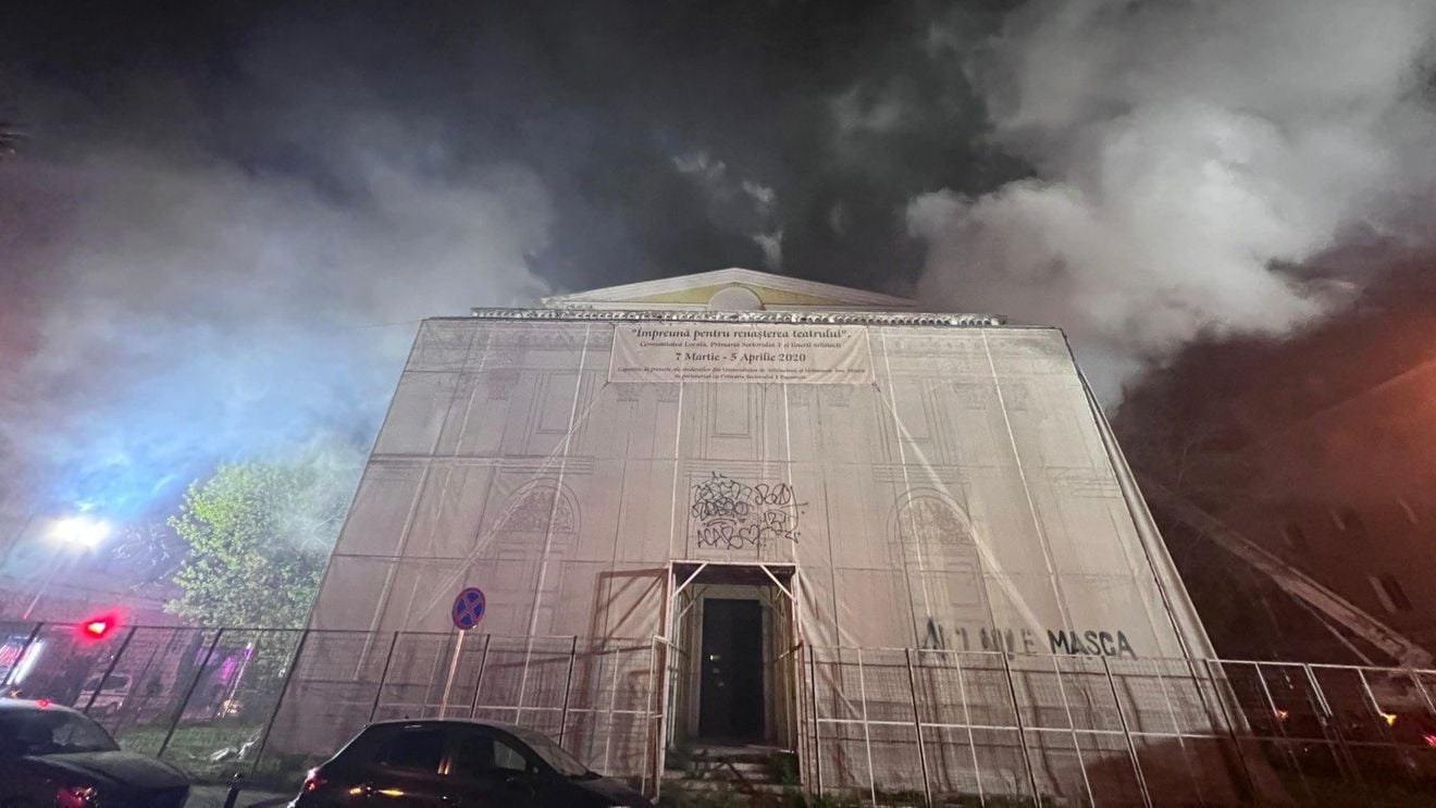 FOTO Incendiu la Teatrul Masca, din Capitală / 700 mp afectați, flăcările au izbucnit la o sală de spectacole / Clădirea se află în proces de reabilitare