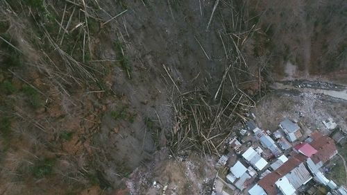 Alunecare de teren la Azuga, lângă pârtia de schi Sorica. 125 de persoane au fost evacuate