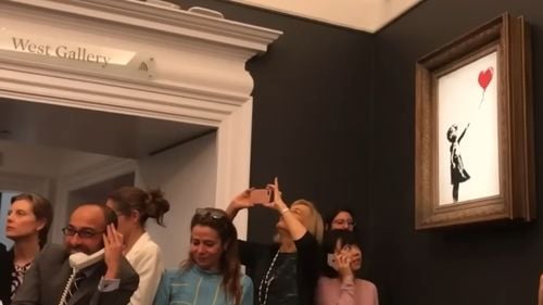 Un bărbat din Marea Britanie a fost condamnat la 13 luni de închisoare pentru furtul unei creaţii a lui Banksy