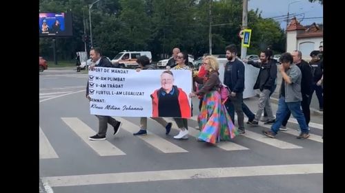 VIDEO Aproximativ 20 de protestatari au traversat în fața Palatului Cotroceni scandând: ”NATO, nu uita, Klaus Iohannis e o lichea”/ Erau însoțiți de 7 jandarmi care nu i-au lăsat să manifesteze în fața clădirii prezidențiale