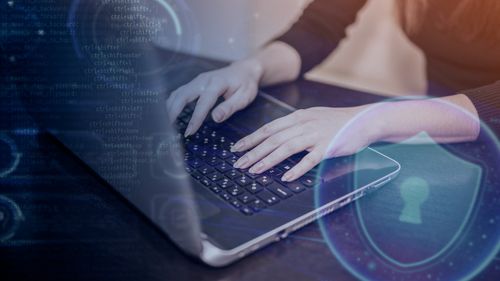 Un incident cu caracter sexual de pe un site de anunțuri din România a dus la o hotărâre importantă a Curții de Justiție a UE: piețele online sunt responsabile pentru datele personale incluse în anunțurile de pe platformele lor