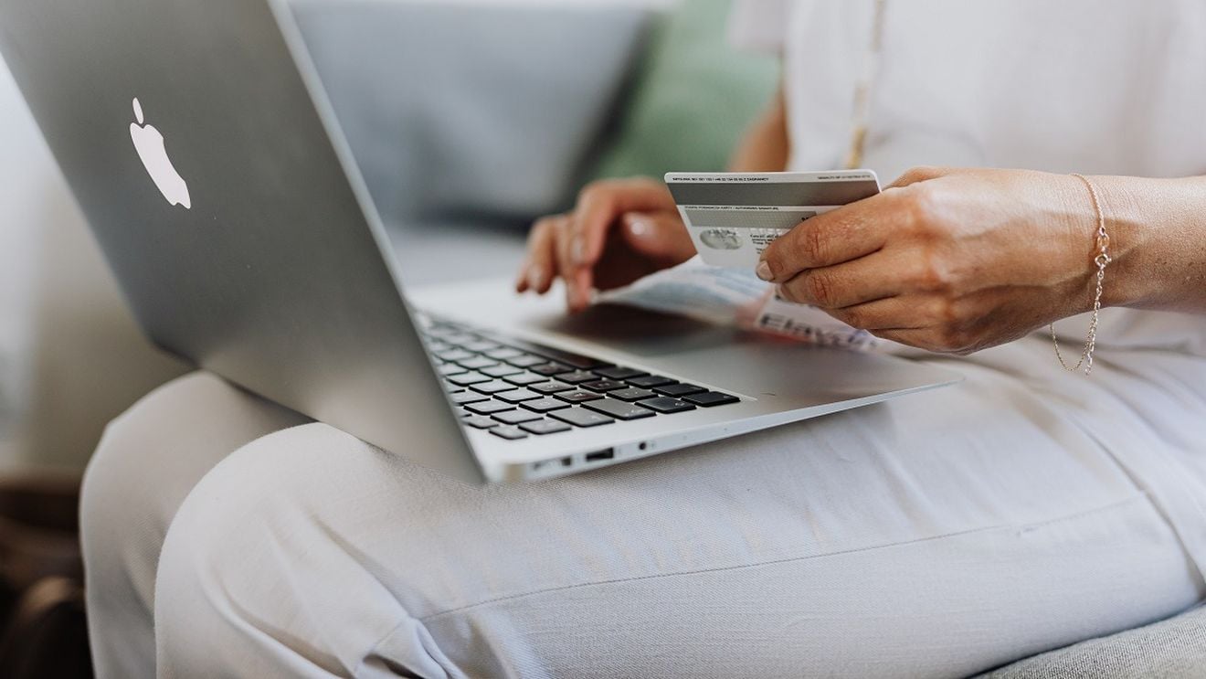 Shopping online: Românii sunt la coada clasamentului în ceea ce privește cumpărăturile online. Alături de România se mai află Macedonia de Nord, Ucraina, Bulgaria 
