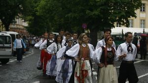 Cum era serbat Paştele, în anii ’80, în comunităţile multietnice din Transilvania. Dulciuri după reţete săseşti şi obiceiul „stropitului fetelor”
