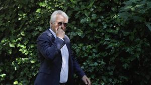 EXCLUSIV Cum vrea Eugen Teodorovici să salveze de la demolare toate terasele construite ilegal pe litoralul Mării Negre. Asociatul său în afaceri e administratorul unui beach bar fără autorizație, deținut de o PSD-istă de frunte din Constanța