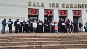 UPDATE FOTO VIDEO Protest al actorilor Teatrului Naţional „I.L. Caragiale” din Bucureşti împotriva aplicării unui program-pilot al Ministerului Culturii / Ministrul Culturii a retras propunerea