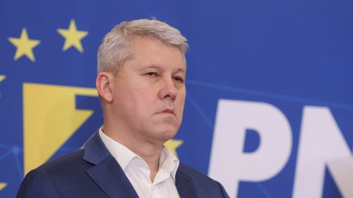 Cătălin Predoiu: Am auzit că sunt perceput ca greu abordabil / E adevărat că câteodată nu mă ajută nici faţa, zâmbesc foarte puţin / Cei care aţi trecut de această aparenţă ştiţi cum lupt: cu sabia în mână şi cu ochii în ochii adversarului